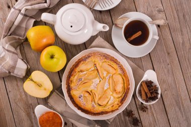 Tarte normande beyaz çanak üzerinde reçelli.