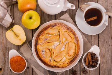 Tarte normande beyaz çanak üzerinde reçelli.