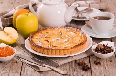 Tarte normande beyaz çanak üzerinde reçelli.