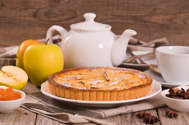 Tarte normande beyaz çanak üzerinde reçelli.