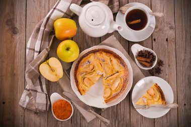 Tarte normande beyaz çanak üzerinde reçelli.