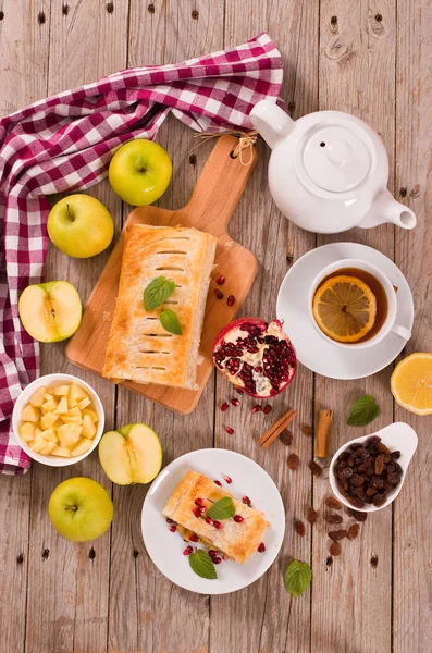 Strudel Manzana Con Granada Plato Blanco — Foto de Stock