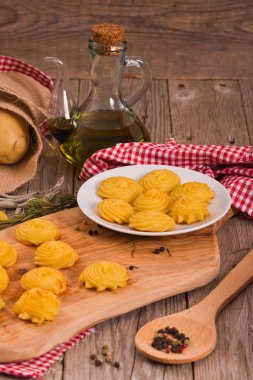 Düşes patates kesme tahtası üzerinde.