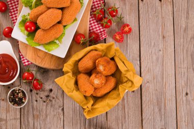 İtalyan pirinç topları beyaz çanak üzerinde mozzarella peyniri ile.