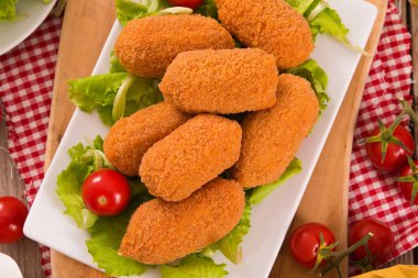 İtalyan pirinç topları beyaz çanak üzerinde mozzarella peyniri ile.