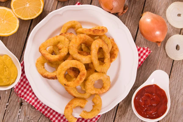 Anéis Cebola Com Ketchup Mostarda Prato Branco — Fotografia de Stock