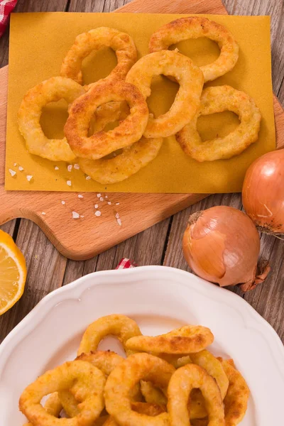 Anillos Cebolla Con Salsa Tomate Mostaza Plato Blanco —  Fotos de Stock