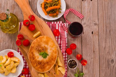 Biftekli börek kesme tahtası üzerinde.
