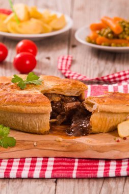 Biftekli börek kesme tahtası üzerinde.