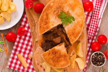 Biftekli börek kesme tahtası üzerinde.