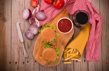 Hamburger ve patates kızartması..