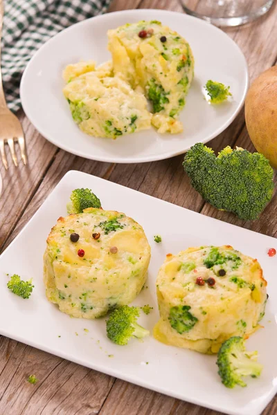 Potatis Gratänger Med Broccolibuketter — Stockfoto