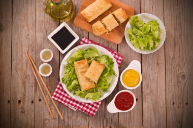 Beyaz yemek bahar rulo.