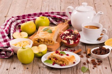 Beyaz çanak üzerinde Apple strudel.