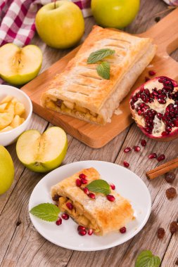 Beyaz çanak üzerinde Apple strudel.
