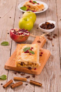 Beyaz çanak üzerinde Apple strudel.