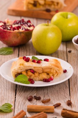 Beyaz çanak üzerinde Apple strudel.