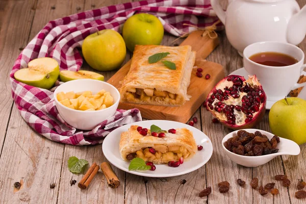 Beyaz Çanak Üzerinde Apple Strudel — Stok fotoğraf