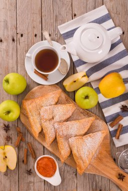 Apple puffs üzerine kesme tahtası.