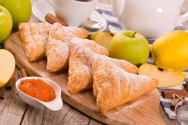 Apple puffs üzerine kesme tahtası.