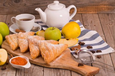Apple puffs üzerine kesme tahtası.