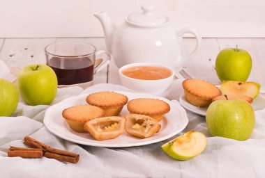 Elmalı turta beyaz çanak üzerinde.