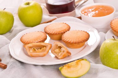 Elmalı turta beyaz çanak üzerinde.