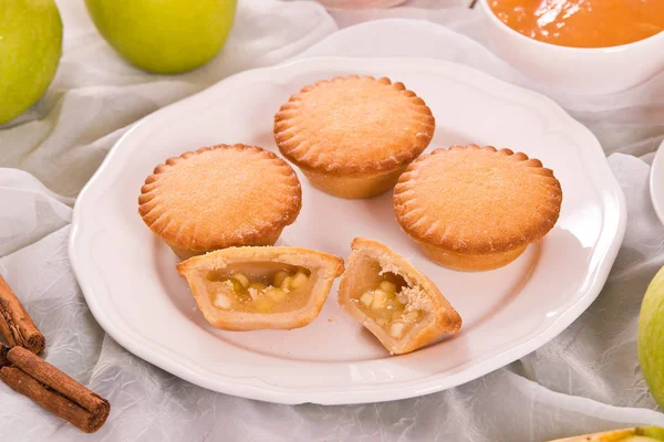 Apfelkuchen Auf Weißem Teller — Stockfoto