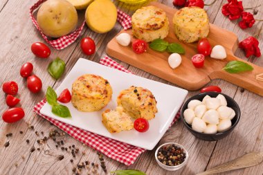 Patates gratins mozzarella ve domates ile.