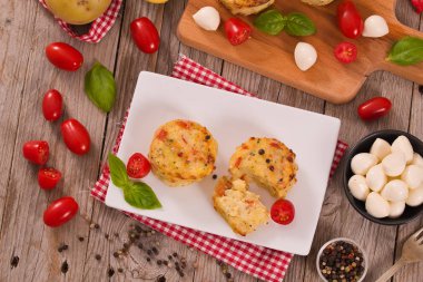 Patates gratins mozzarella ve domates ile.