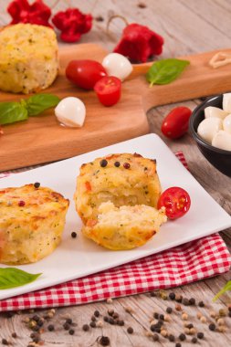 Patates gratins mozzarella ve domates ile.