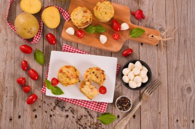 Patates gratins mozzarella ve domates ile.