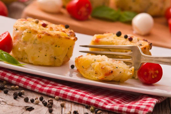 Kartoffelgratins Mit Mozzarella Und Tomaten — Stockfoto