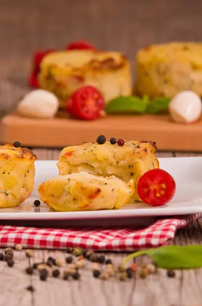 Gratin Patate Con Mozzarella Pomodori — Foto Stock