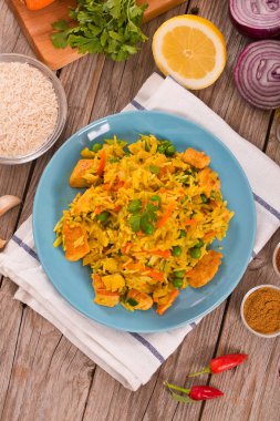 Nasi goreng ahşap tablo.