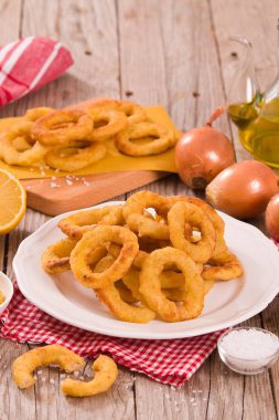 Soğan halkaları üzerinde beyaz tabak.