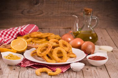 Soğan halkaları üzerinde beyaz tabak.