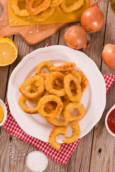 Zwiebelringe Auf Weißem Teller — Stockfoto