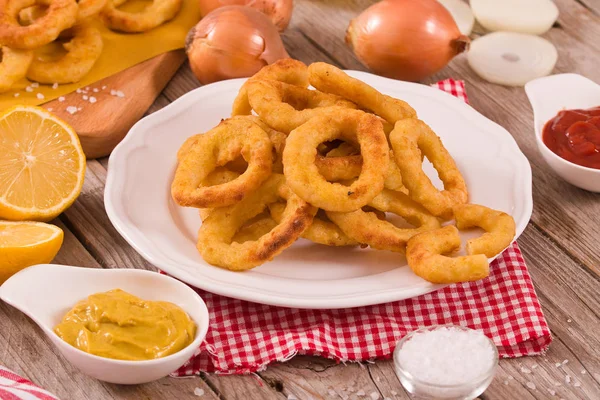 Zwiebelringe Auf Weißem Teller — Stockfoto