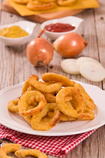 Zwiebelringe Auf Weißem Teller — Stockfoto