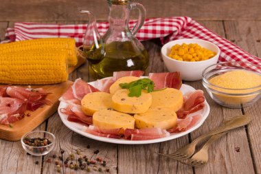 Leke jambon ve polenta.