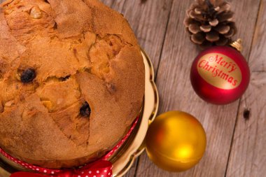 Panettone Noel pastası ahşap masada.
