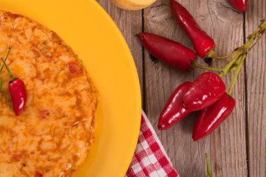 Chorizo ile İspanyol omleti.