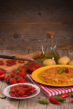 Chorizo ile İspanyol omleti.