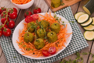 Beyaz çanak üzerinde vejetaryen köfte.