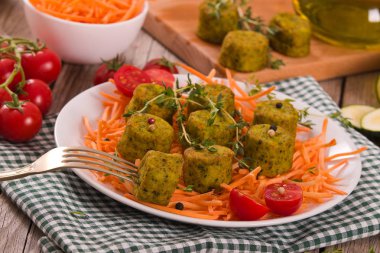 Beyaz çanak üzerinde vejetaryen köfte.