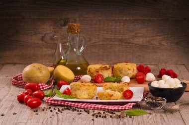 Patates gratins mozzarella ve domates ile.