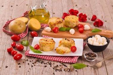 Patates gratins mozzarella ve domates ile.