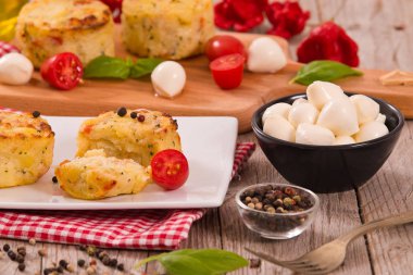 Patates gratins mozzarella ve domates ile.