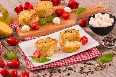 Patates gratins mozzarella ve domates ile.